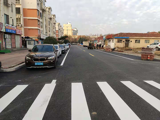 城陽南疃小區(qū)南門道路劃線完工